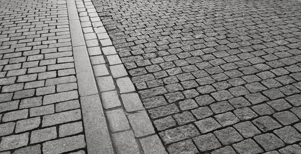 Foto: bestrating voetgangersstrook, trottoirband, goot, rijloper